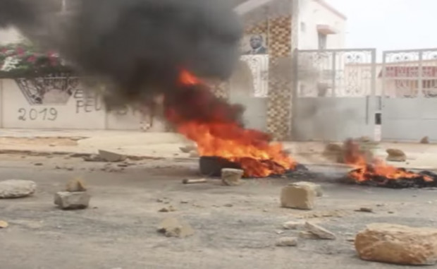 URGENT : Des jeunes manifestent devant la maison de Macky Sall …Ça Chauffe ! URGENT : Des jeunes manifestent devant la maison de Macky Sall …Ça Chauffe !