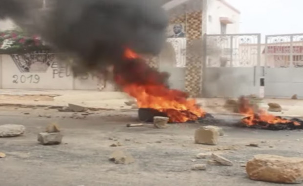 URGENT : Des jeunes manifestent devant la maison de Macky Sall …Ça Chauffe !