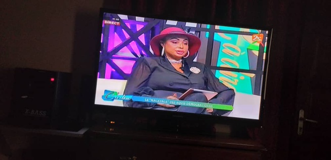 L'ex miss Sénégal, Fabhien Felhio ullumine le nouveau plateau de C à Dire sur la 2STV en compagnie de Ben Matar. Admirez les images