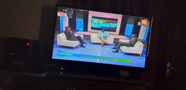 L'ex miss Sénégal, Fabhien Felhio ullumine le nouveau plateau de C à Dire sur la 2STV en compagnie de Ben Matar. Admirez les images