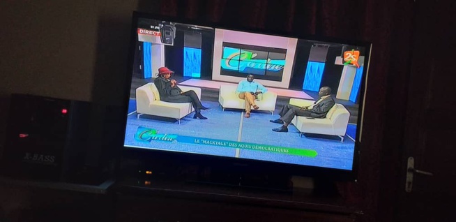 L'ex miss Sénégal, Fabhien Felhio ullumine le nouveau plateau de C à Dire sur la 2STV en compagnie de Ben Matar. Admirez les images