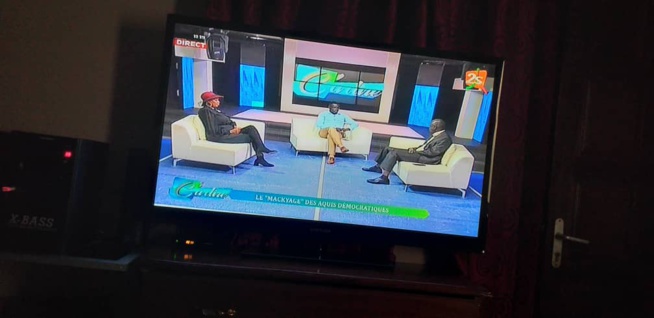 L'ex miss Sénégal, Fabhien Felhio ullumine le nouveau plateau de C à Dire sur la 2STV en compagnie de Ben Matar. Admirez les images