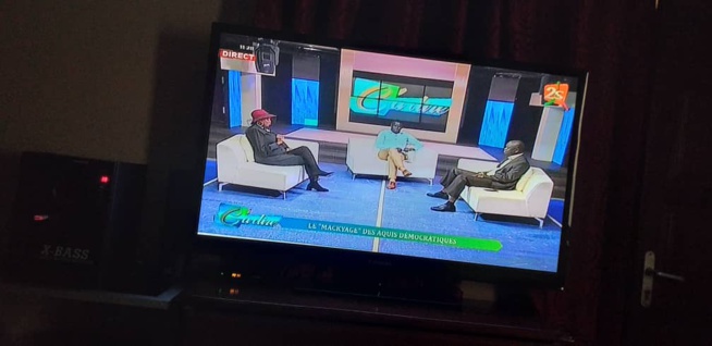 L'ex miss Sénégal, Fabhien Felhio ullumine le nouveau plateau de C à Dire sur la 2STV en compagnie de Ben Matar. Admirez les images