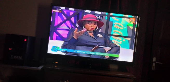L'ex miss Sénégal, Fabhien Felhio ullumine le nouveau plateau de C à Dire sur la 2STV en compagnie de Ben Matar. Admirez les images