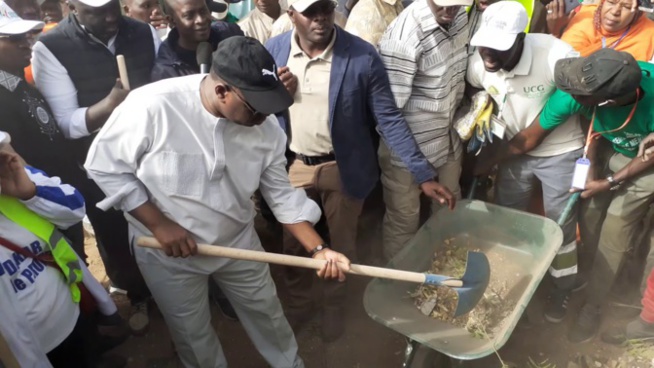 2ème jour du ‘’Cleaning Day’’ : le collectif ‘’Mbeubeus Dafa Doy’’ ne va pas dérouler le tapis rouge à Macky Sall 2ème jour du ‘’Cleaning Day’’ : le collectif ‘’Mbeubeus Dafa Doy’’ ne va pas dérouler le tapis rouge à Macky Sall