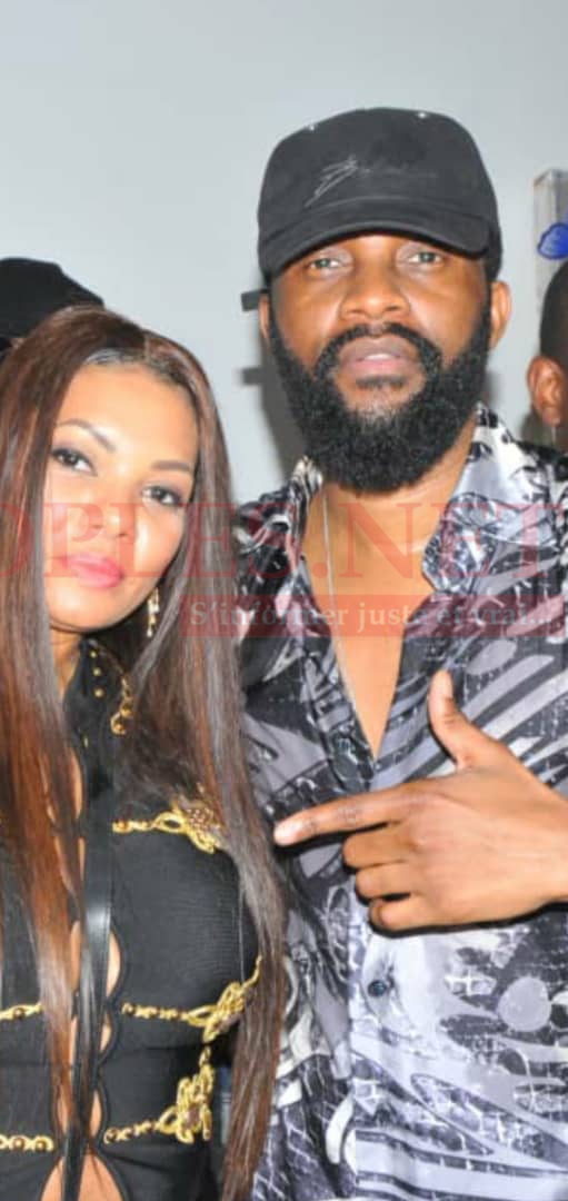 El Hadji Diouf et son épouse Valérie en toute complicité avec le chanteur Faly Ipupa au King Fhad Place.