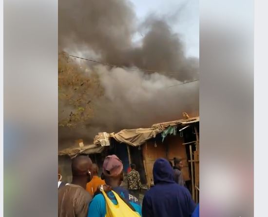 Dernière minute: Nouvel incendie au marché Petersen de Dakar Dernière minute: Nouvel incendie au marché Petersen de Dakar