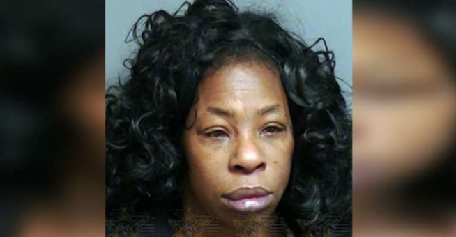 Elle mord la langue d’un homme après l’avoir averti de ne pas l’utiliser en l’embrassant Elle mord la langue d’un homme après l’avoir averti de ne pas l’utiliser en l’embrassant