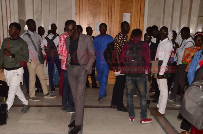 Des milliers de jeunes au Forum du 1er emploi avec le Meds Jour 2. Des milliers de jeunes au Forum du 1er emploi avec le Meds Jour 2.