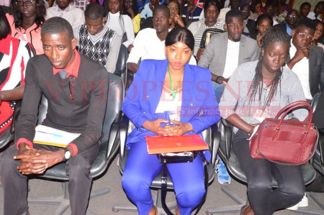 Des milliers de jeunes au Forum du 1er emploi avec le Meds Jour 2. Des milliers de jeunes au Forum du 1er emploi avec le Meds Jour 2.