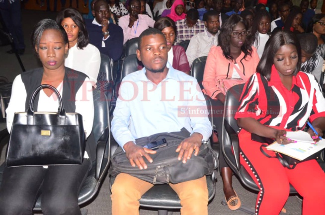 Des milliers de jeunes au Forum du 1er emploi avec le Meds Jour 2. Des milliers de jeunes au Forum du 1er emploi avec le Meds Jour 2.