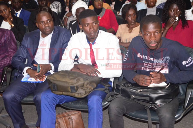 Des milliers de jeunes au Forum du 1er emploi avec le Meds Jour 2. Des milliers de jeunes au Forum du 1er emploi avec le Meds Jour 2.