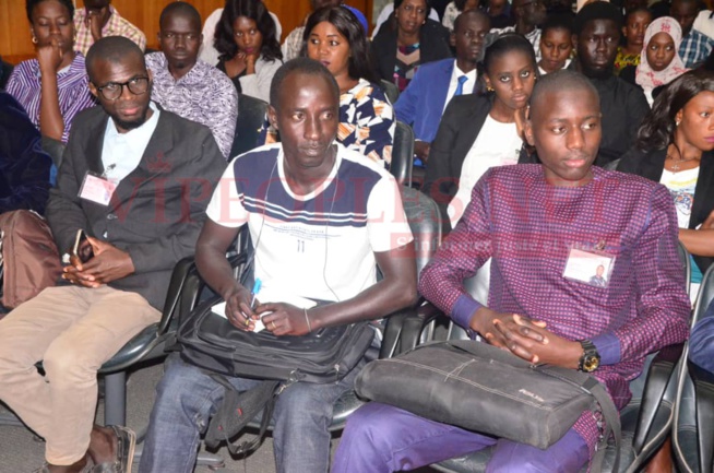 Des milliers de jeunes au Forum du 1er emploi avec le Meds Jour 2. Des milliers de jeunes au Forum du 1er emploi avec le Meds Jour 2.