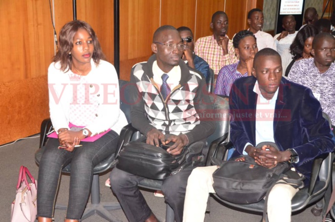 Des milliers de jeunes au Forum du 1er emploi avec le Meds Jour 2. Des milliers de jeunes au Forum du 1er emploi avec le Meds Jour 2.