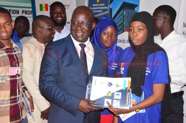 Des milliers de jeunes au Forum du 1er emploi avec le Meds Jour 2. Des milliers de jeunes au Forum du 1er emploi avec le Meds Jour 2.