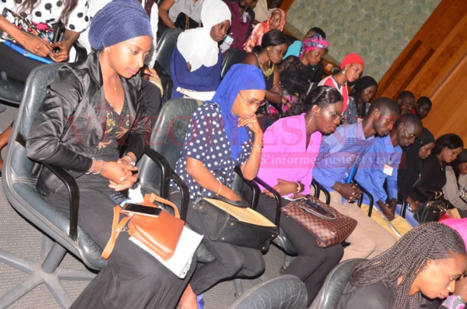 Des milliers de jeunes au Forum du 1er emploi avec le Meds Jour 2. Des milliers de jeunes au Forum du 1er emploi avec le Meds Jour 2.