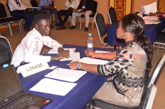 Des milliers de jeunes au Forum du 1er emploi avec le Meds Jour 2. Des milliers de jeunes au Forum du 1er emploi avec le Meds Jour 2.
