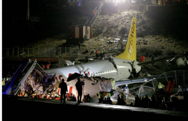 Turquie: un avion se brise en deux après une sortie de piste lors de son atterrissage à Istanbul, 52 blessés Turquie: un avion se brise en deux après une sortie de piste lors de son atterrissage à Istanbul, 52 blessés