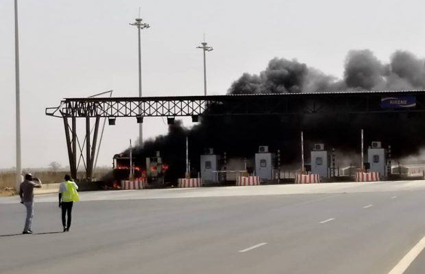 Autoroute à péage : un camion et le poste de péage calcinés Autoroute à péage : un camion et le poste de péage calcinés