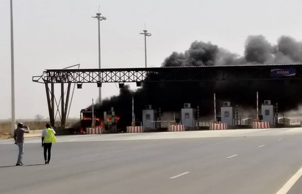 Autoroute à péage : un camion et le poste de péage calcinés