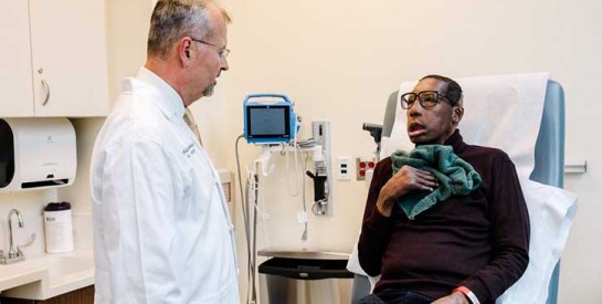 Après 18 interventions chirurgicales, il devient le premier Afro-Américain à recevoir une greffe au visage