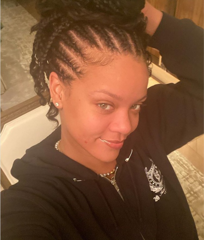 Rihanna dévoile son premier selfie de 2020 sans maquillage (photo) Rihanna dévoile son premier selfie de 2020 sans maquillage (photo)
