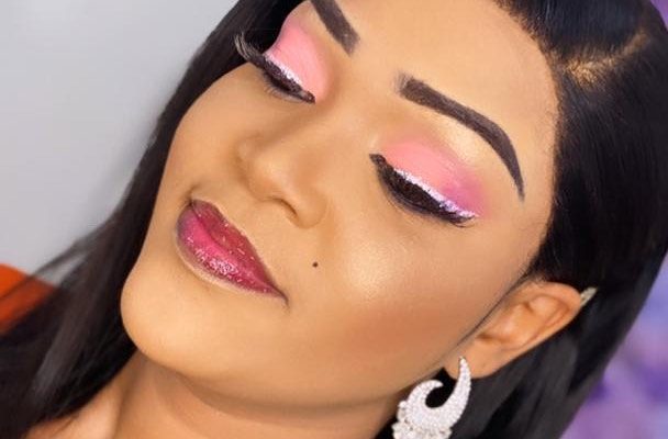 Les nouvelles photos d’Astou Mbaye , rayonnante affiche un Makeup à la perfection