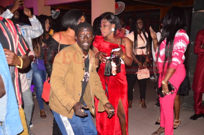 Dans la chaleur de la nuit, la lionne de la musique,TITI bari bagace au sommet du Ravin Night de Guédiawaye
