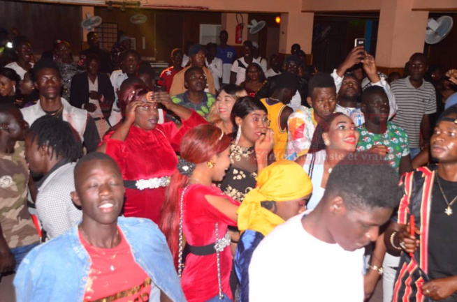 Dans la chaleur de la nuit, la lionne de la musique,TITI bari bagace au sommet du Ravin Night de Guédiawaye