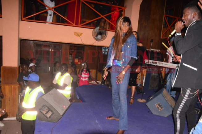 Dans la chaleur de la nuit, la lionne de la musique,TITI bari bagace au sommet du Ravin Night de Guédiawaye