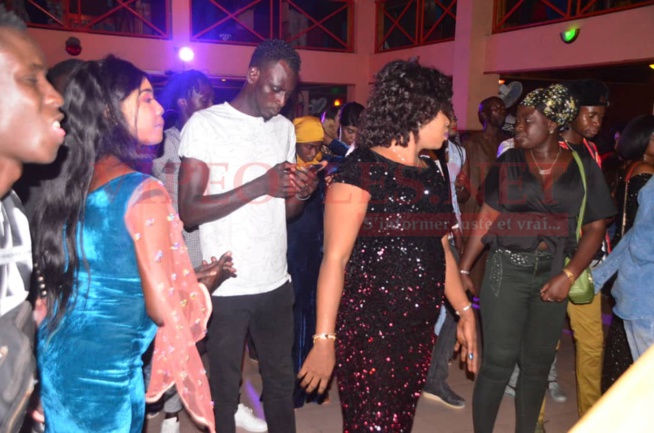 Dans la chaleur de la nuit, la lionne de la musique,TITI bari bagace au sommet du Ravin Night de Guédiawaye