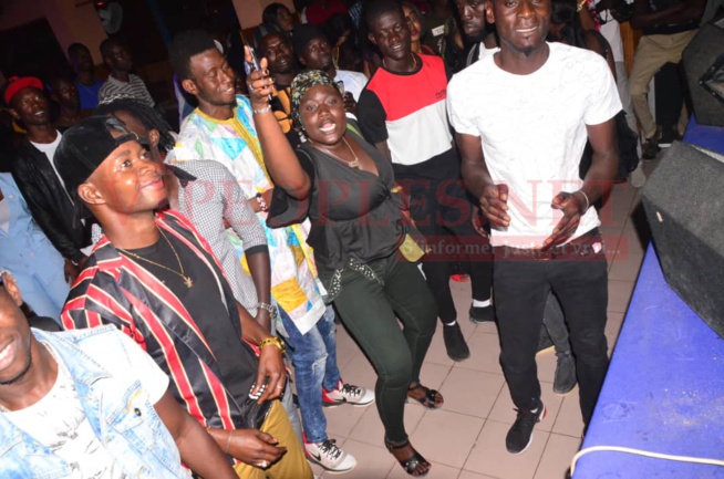 Dans la chaleur de la nuit, la lionne de la musique,TITI bari bagace au sommet du Ravin Night de Guédiawaye