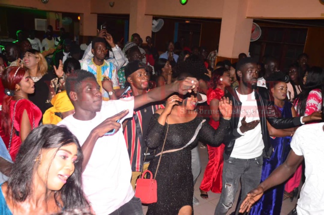 Dans la chaleur de la nuit, la lionne de la musique,TITI bari bagace au sommet du Ravin Night de Guédiawaye