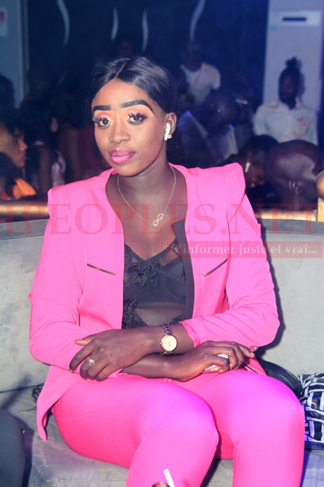 VIDÉO: Saraba Night chauffe, El Hadj Keita le Neymar de sa génération élu nouveau chouchou des jeunes filles de la Médina. VIDÉO: Saraba Night chauffe, El Hadj Keita le Neymar de sa génération élu nouveau chouchou des jeunes filles de la Médina.