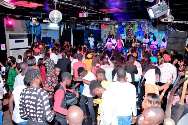 VIDÉO: Saraba Night chauffe, El Hadj Keita le Neymar de sa génération élu nouveau chouchou des jeunes filles de la Médina. VIDÉO: Saraba Night chauffe, El Hadj Keita le Neymar de sa génération élu nouveau chouchou des jeunes filles de la Médina.