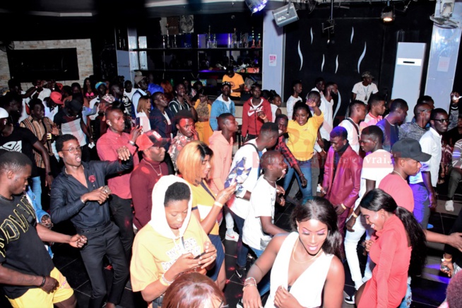 VIDÉO: Saraba Night chauffe, El Hadj Keita le Neymar de sa génération élu nouveau chouchou des jeunes filles de la Médina. VIDÉO: Saraba Night chauffe, El Hadj Keita le Neymar de sa génération élu nouveau chouchou des jeunes filles de la Médina.