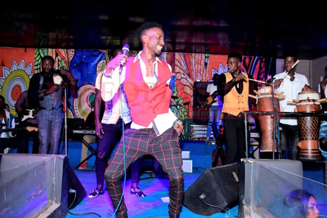 VIDÉO: Saraba Night chauffe, El Hadj Keita le Neymar de sa génération élu nouveau chouchou des jeunes filles de la Médina. VIDÉO: Saraba Night chauffe, El Hadj Keita le Neymar de sa génération élu nouveau chouchou des jeunes filles de la Médina.