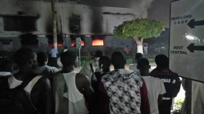 INCENDIE À L’UCAD : L’ENQUÊTE CONFIÉE AU COMMISSARIAT DU POINT E INCENDIE À L’UCAD : L’ENQUÊTE CONFIÉE AU COMMISSARIAT DU POINT E