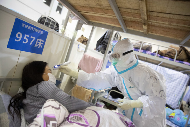 Le directeur d'un hôpital de Wuhan succombe au virus, le bilan dépasse les 1.800 morts Le directeur d'un hôpital de Wuhan succombe au virus, le bilan dépasse les 1.800 morts