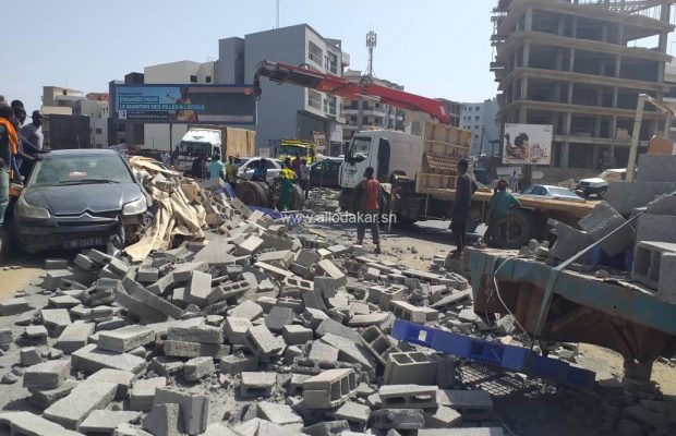 Un camion rempli de briques vient de se renverser en plein route des Almadies