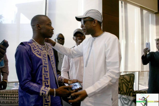 Les images de l’arrivée de Youssou Ndour à Bamako, accueilli par Sidiki Diabaté Les images de l’arrivée de Youssou Ndour à Bamako, accueilli par Sidiki Diabaté
