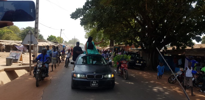 VIDÉO: Accueil royal réservé à Titi au carnaval du sud des jeunes de Kafountine. VIDÉO: Accueil royal réservé à Titi au carnaval du sud des jeunes de Kafountine.