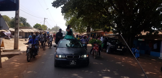 VIDÉO: Accueil royal réservé à Titi au carnaval du sud des jeunes de Kafountine. VIDÉO: Accueil royal réservé à Titi au carnaval du sud des jeunes de Kafountine.