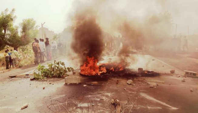Kaolack: Les étudiants de l'Ussein barrent la route nationale, 6 d'entre eux arrêtés par la police Kaolack: Les étudiants de l'Ussein barrent la route nationale, 6 d'entre eux arrêtés par la police