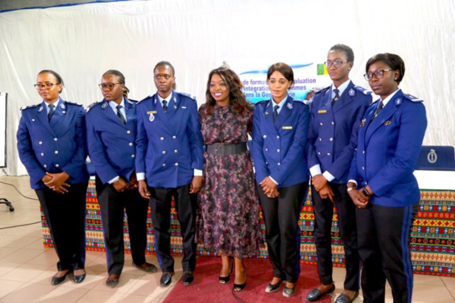 Distinction: Amy Sarr Fall honorée par les femmes gendarmes Distinction: Amy Sarr Fall honorée par les femmes gendarmes