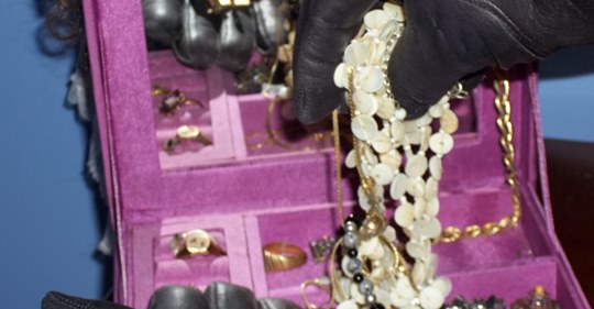 Trois domestiques volent des bijoux en or sertis de diamants et 120 millions Trois domestiques volent des bijoux en or sertis de diamants et 120 millions