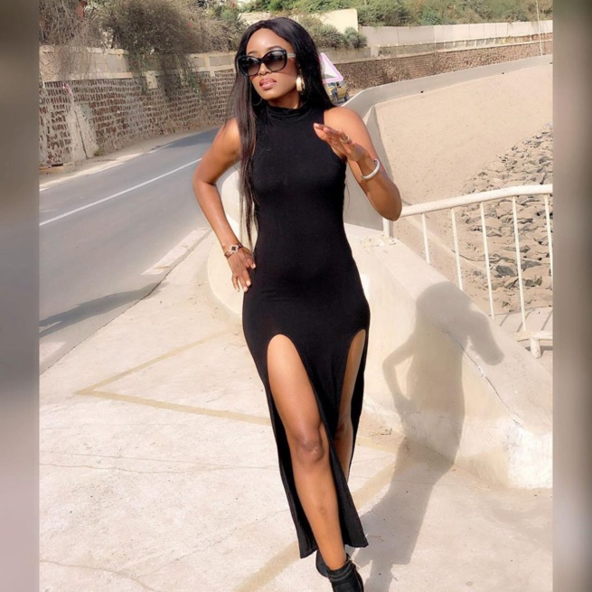 Fente osée Queen Biz dévoile ses cuisses dans une robe ultra $exy