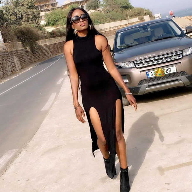 Fente osée Queen Biz dévoile ses cuisses dans une robe ultra $exy