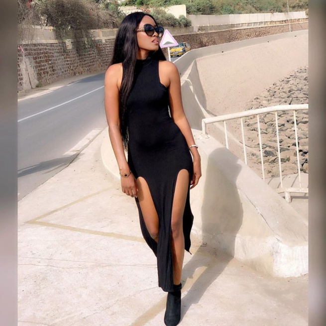 Fente osée Queen Biz dévoile ses cuisses dans une robe ultra $exy