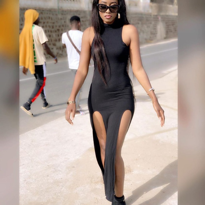Fente osée Queen Biz dévoile ses cuisses dans une robe ultra $exy